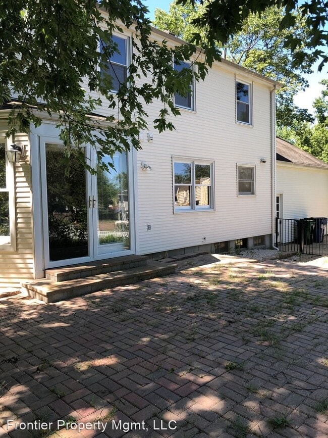 Building Photo - 4 br, 2.5 bath House - 896 Twin Pine Dr