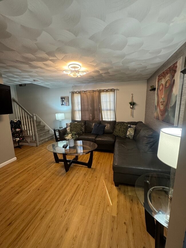 Building Photo - Spacious 2-Bedroom, 1.5-Bath Main-Floor Home in Providence
