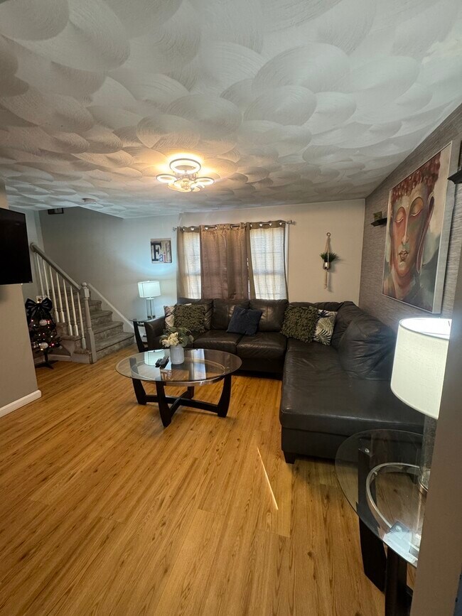 Foto del edificio - Spacious 2-Bedroom, 1.5-Bath Main-Floor Home in Providence