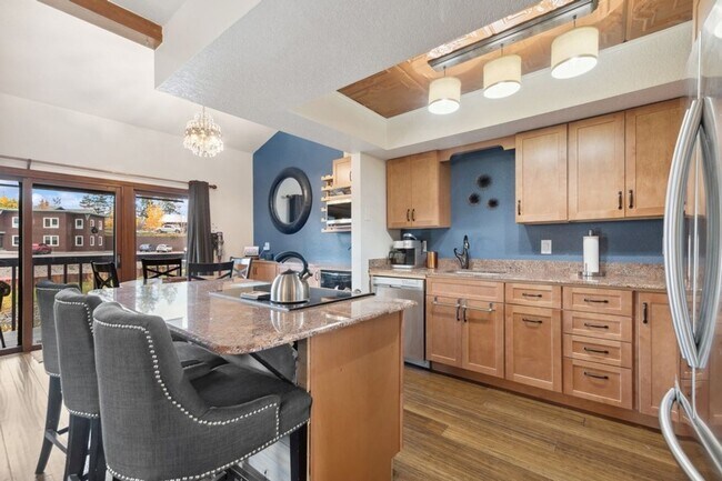 Building Photo - Well kept, 2 bedroom, 2 1/2 bath condo clo...