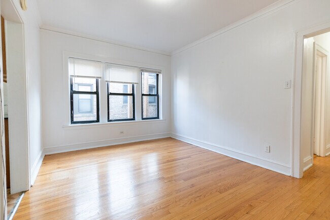 Building Photo - 6505 N Hoyne Ave