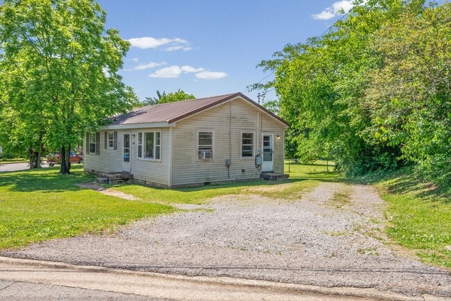 Building Photo - 3 Bedroom Home For Rent Near Lowes On Madison Street!
