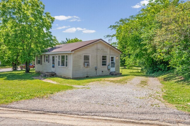 Foto del edificio - 3 Bedroom Home For Rent Near Lowes On Madison Street!