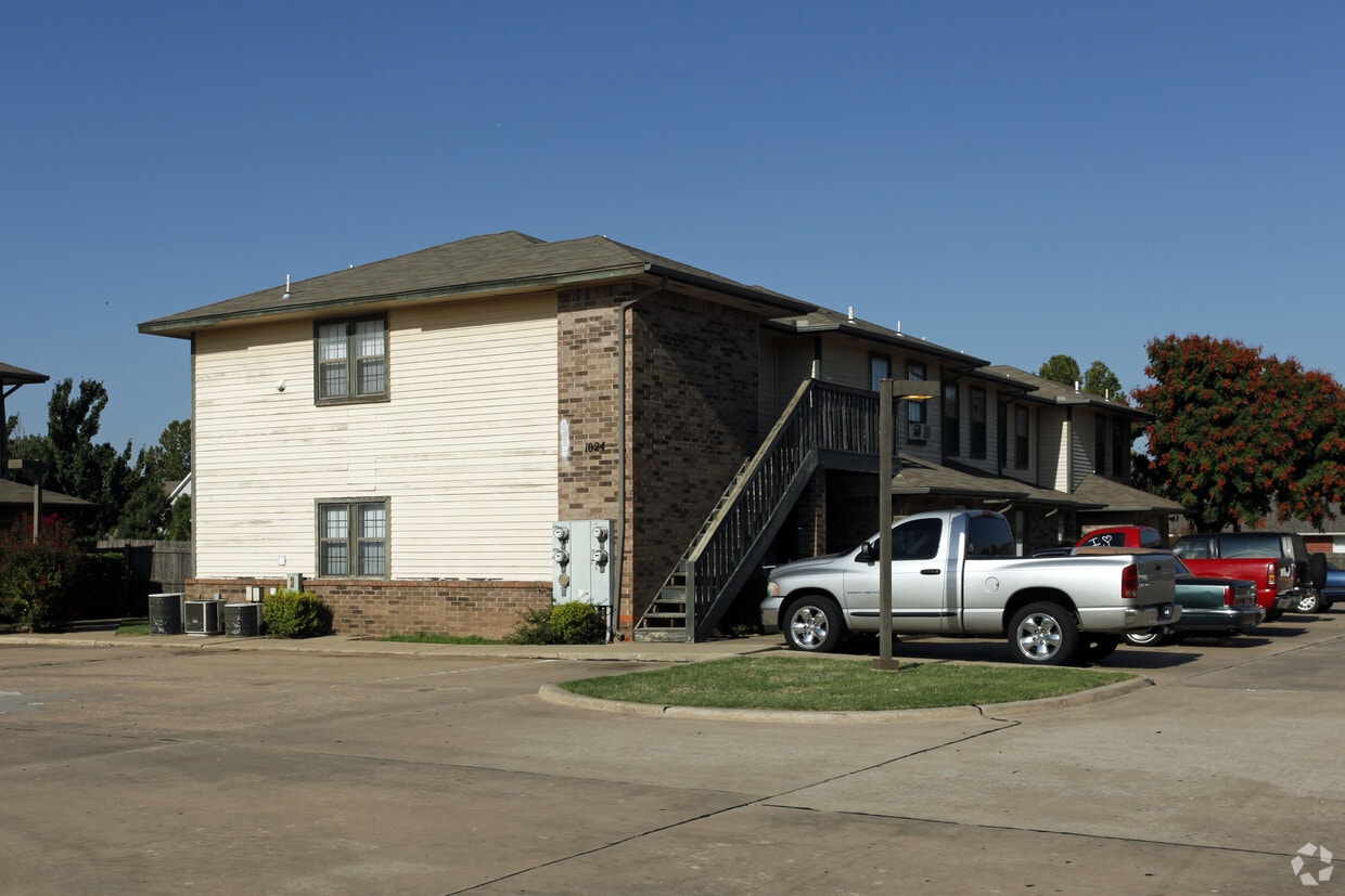 Building Photo - Rambling Oaks Condominiums