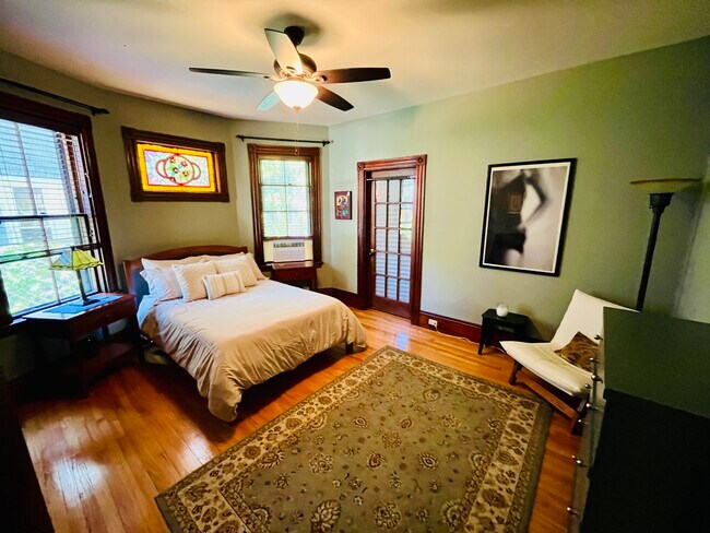 Full-size bed - 41 Boylston St