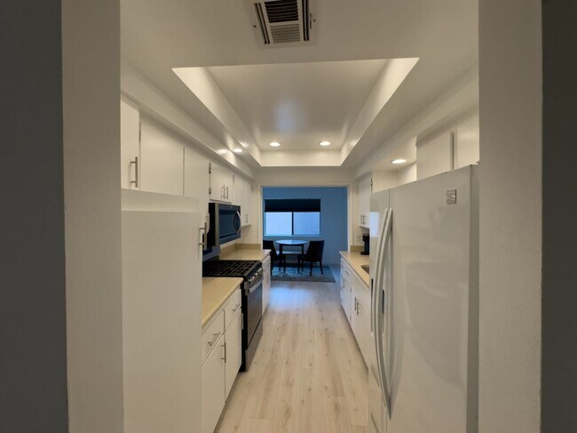 Building Photo - 2110 Palos Verdes Dr N