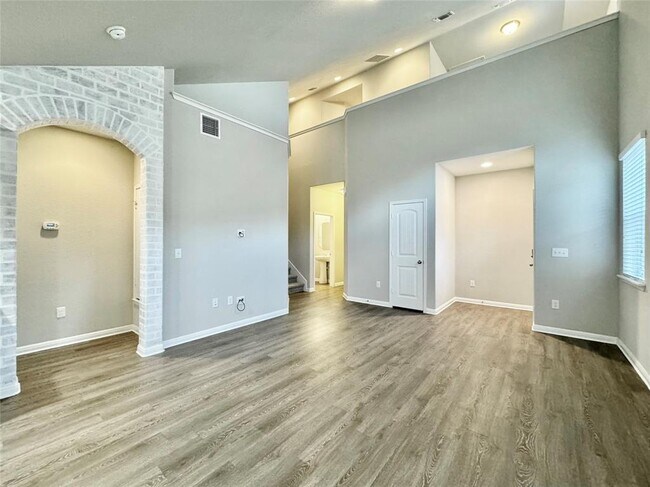 Foto del edificio - 1701 Logan Dr