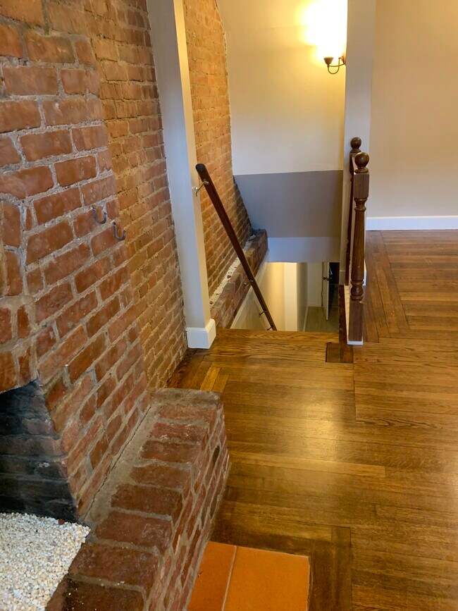 Escalera a la cocina de la planta baja, baño. - 88 Harvard Ave