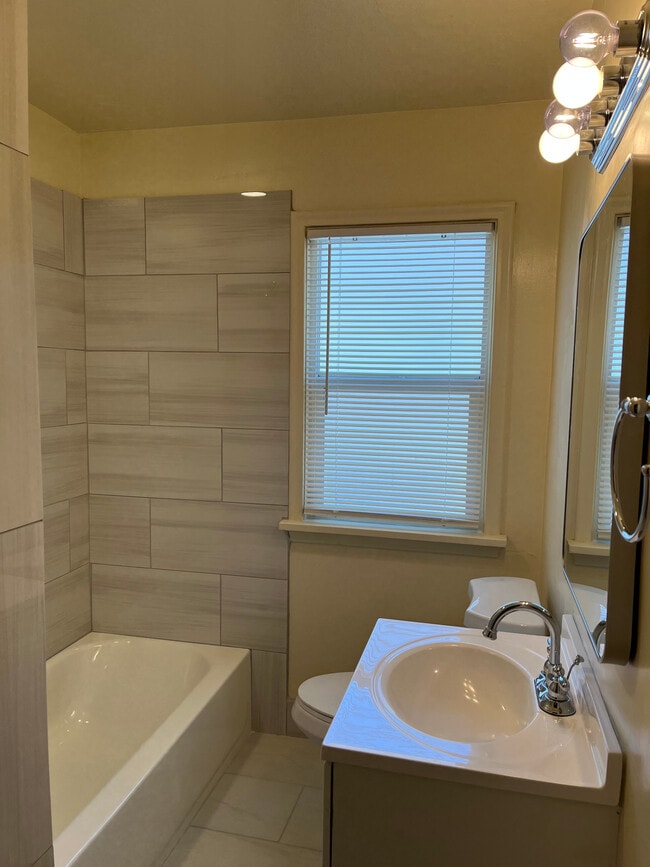 Building Photo - 332 E Utopia Ave