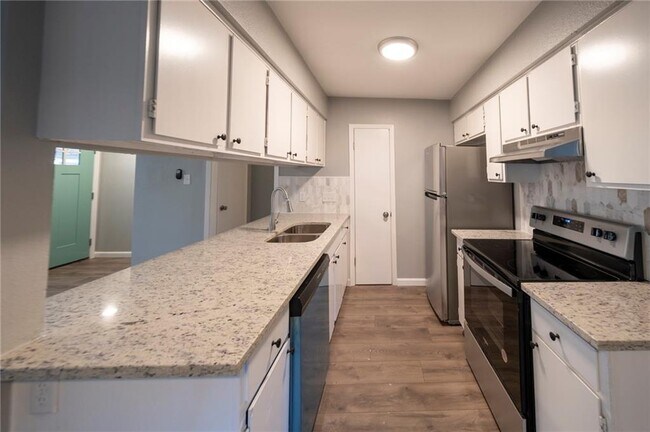 Building Photo - 1402 Matthews Ln