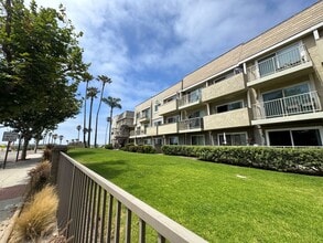 Building Photo - 390 E Surfside Dr
