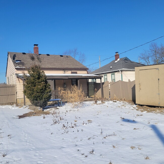 Building Photo - 2BR House w/Fenced Yard!