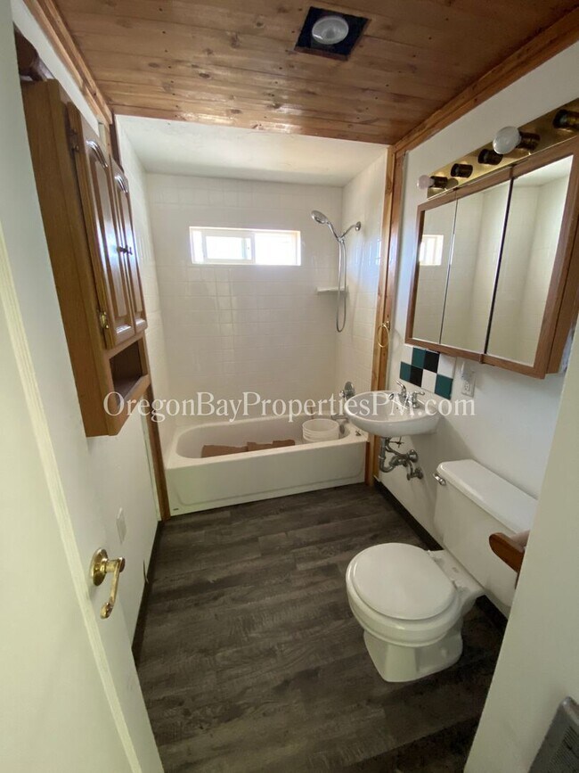 Building Photo - Harrison: 2 bdrm / 1 ba Home