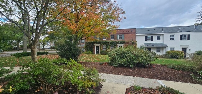 Building Photo - Spacious, open layout townhouse on beautif...