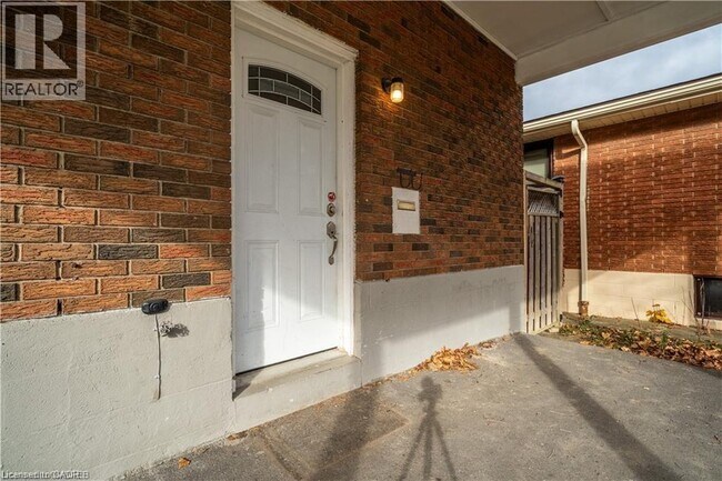 Photo du bâtiment - 98 Lynbrook Dr