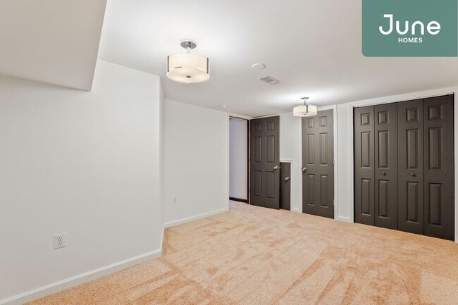Building Photo - ROOM ONLY in 5-bed/2.0-bath Home