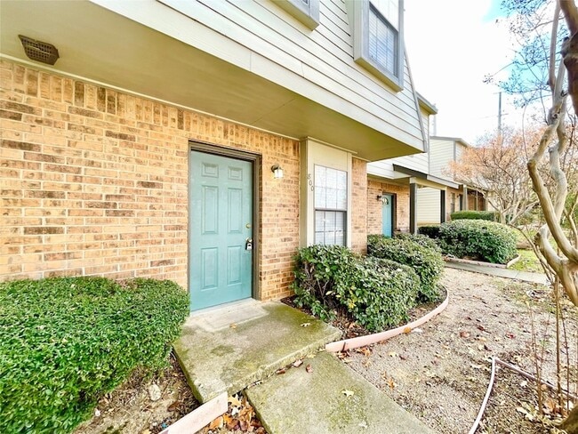 Photo - 800 W Collins St Townhome