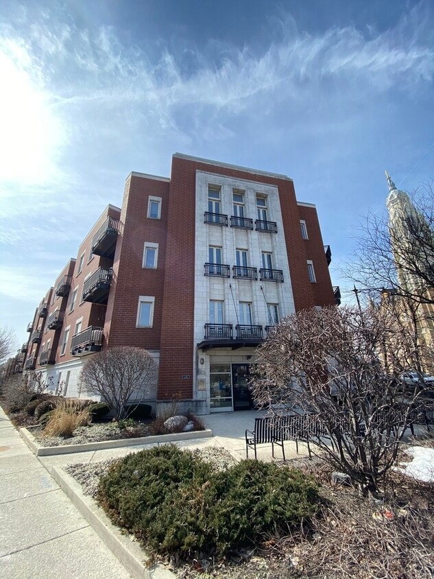 Primary Photo - 1075 W Roosevelt Rd