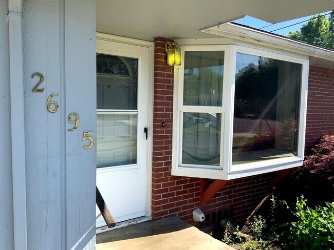 Foto del edificio - Cal Young neighborhood duplex