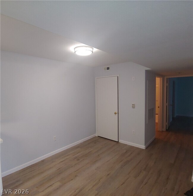 Building Photo - 950 Seven Hills Dr