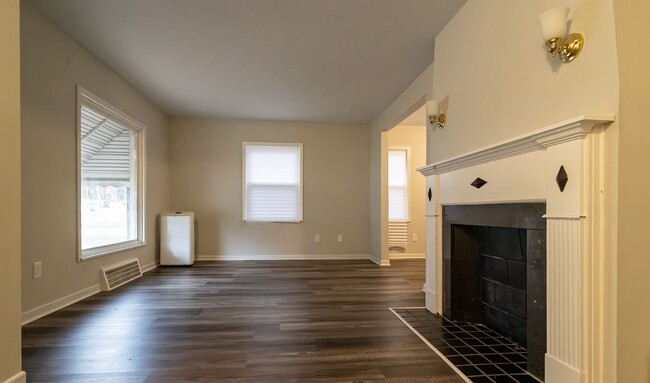 Building Photo - Renovated spacious home