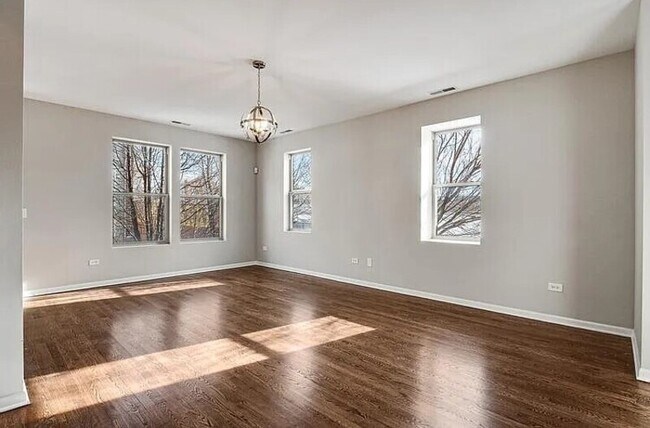 Foto del edificio - 3211 W Lexington St