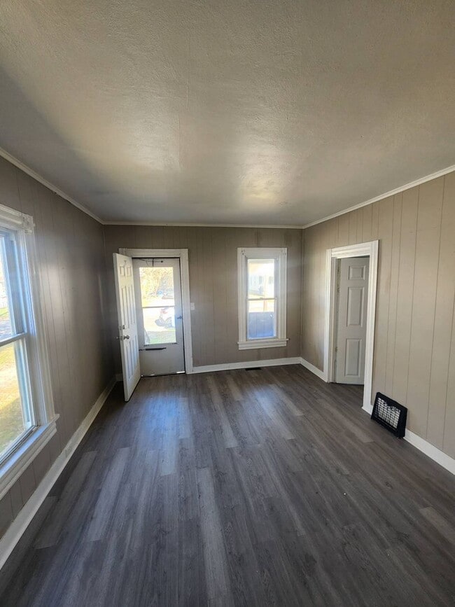 Building Photo - Charming 3-Bedroom Property in Prime Location