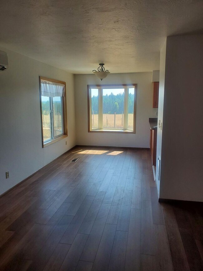 Foto del edificio - 2 bedroom 1 bath home with view and shop