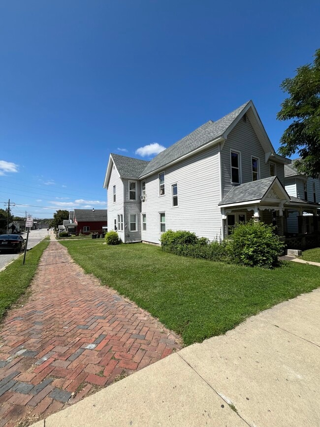 Building Photo - 520 Romig St