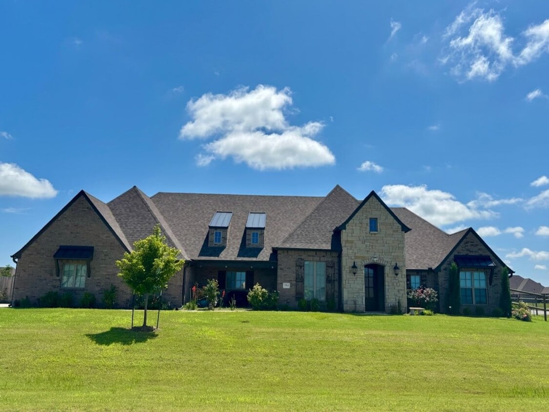 Primary Photo - Beautiful and impeccably maintained single...