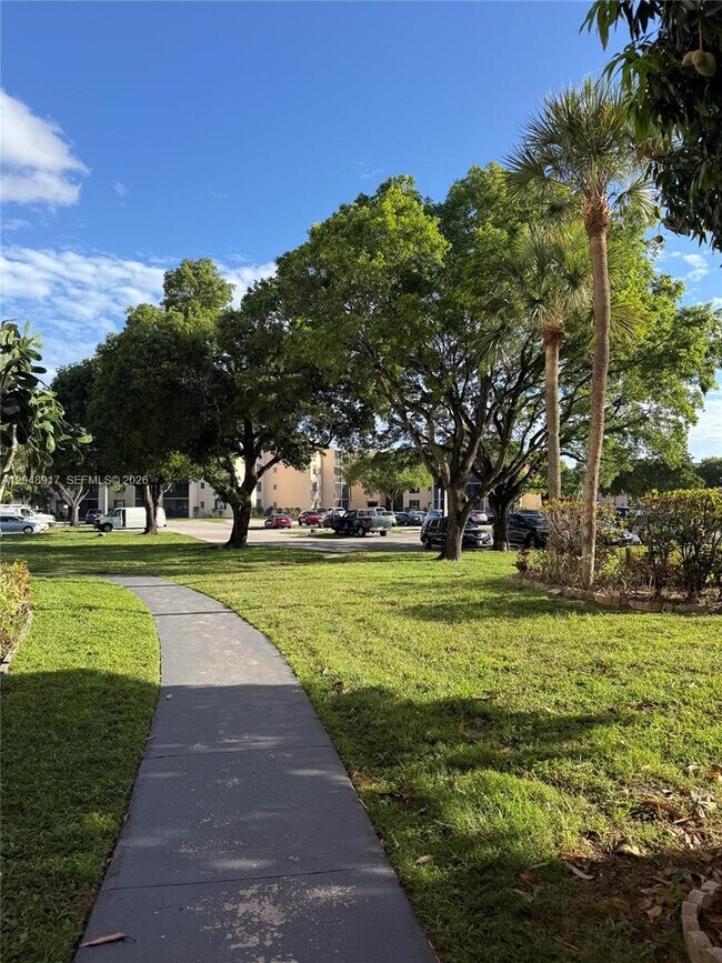 Foto del edificio - 2830 Somerset Dr