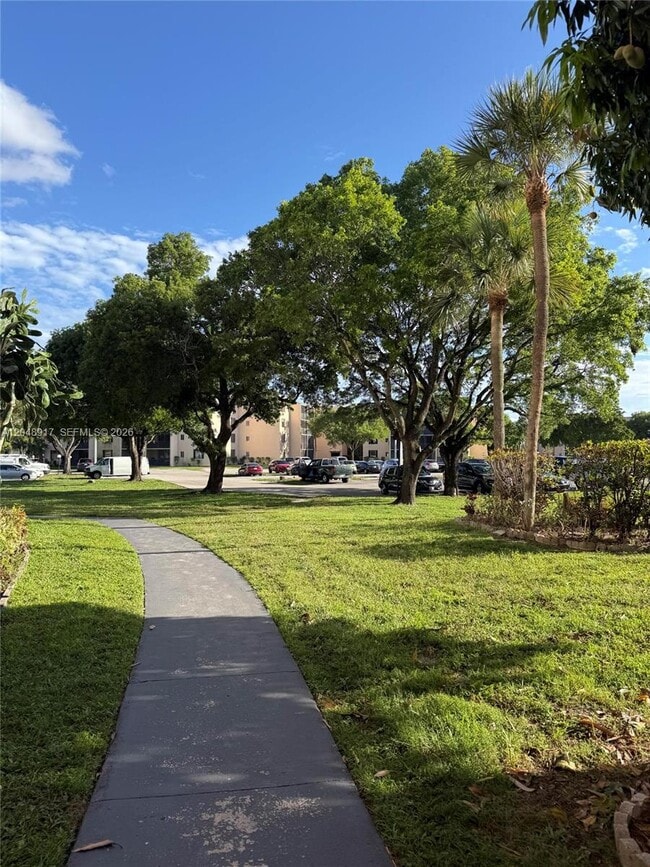 Building Photo - 2830 Somerset Dr