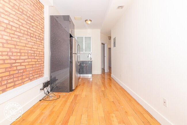 Building Photo - 136 Kingsland Ave