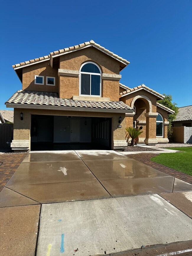 Building Photo - BEAUTIFULLY REMODELED 4 BEDROOM 2.5 BATHRO...