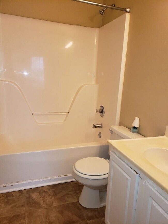 Building Photo - 2 Bedroom Townhome