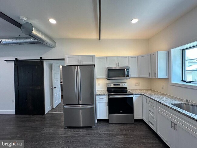 Foto del edificio - 819 Blooming Glen Rd