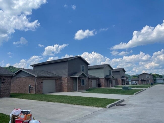 Building Photo - Jaedra View 3 BR Market