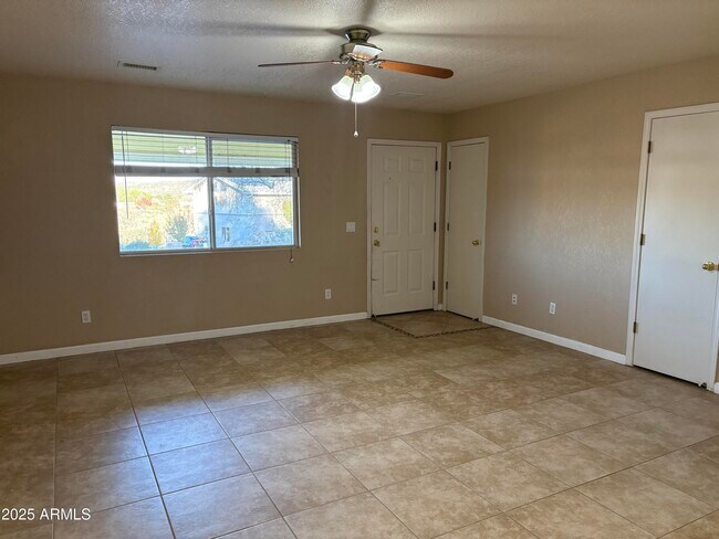 Foto del edificio - 2390 Eastern Dr