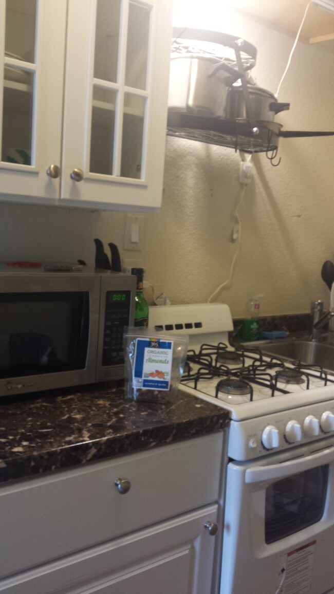 kitchen w/gas stove - 357-359 Hawthorne Ave