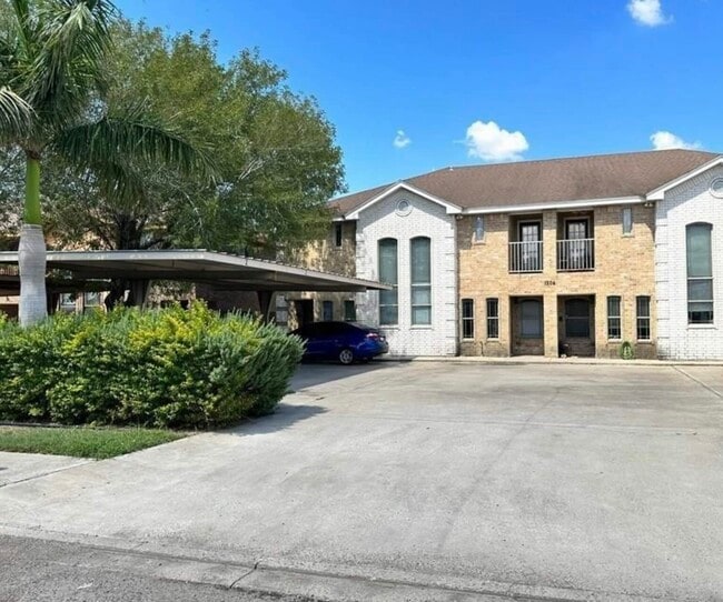 Building Photo - 1204 W Fig Ave