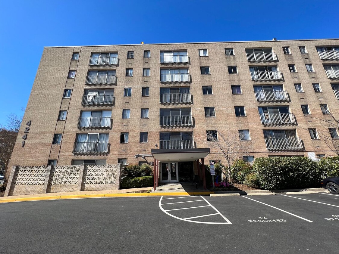 Primary Photo - Light-filled Contemporary 1 Bedroom 1 Bath...