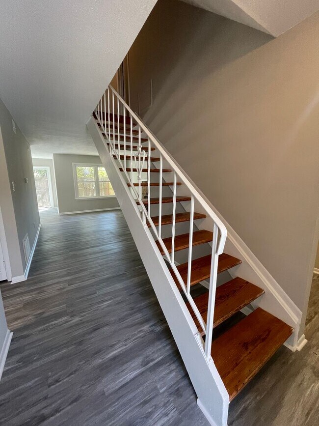 Foto del edificio - AVAILABLE NOW! 3/2.5 END UNIT TOWNHOME W/FENCED YARD