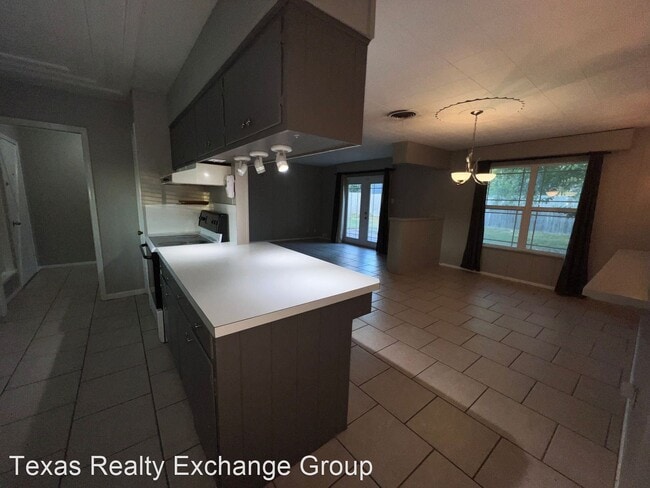 Building Photo - 3 br, 2 bath House - 4417 Hamlin Dr.
