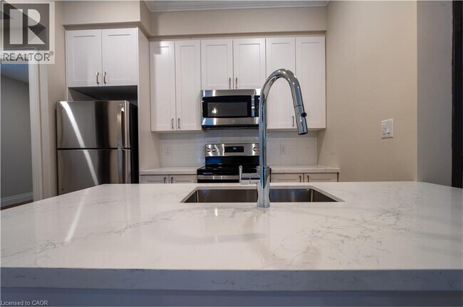 Photo du bâtiment - 100 Charlton Ave W