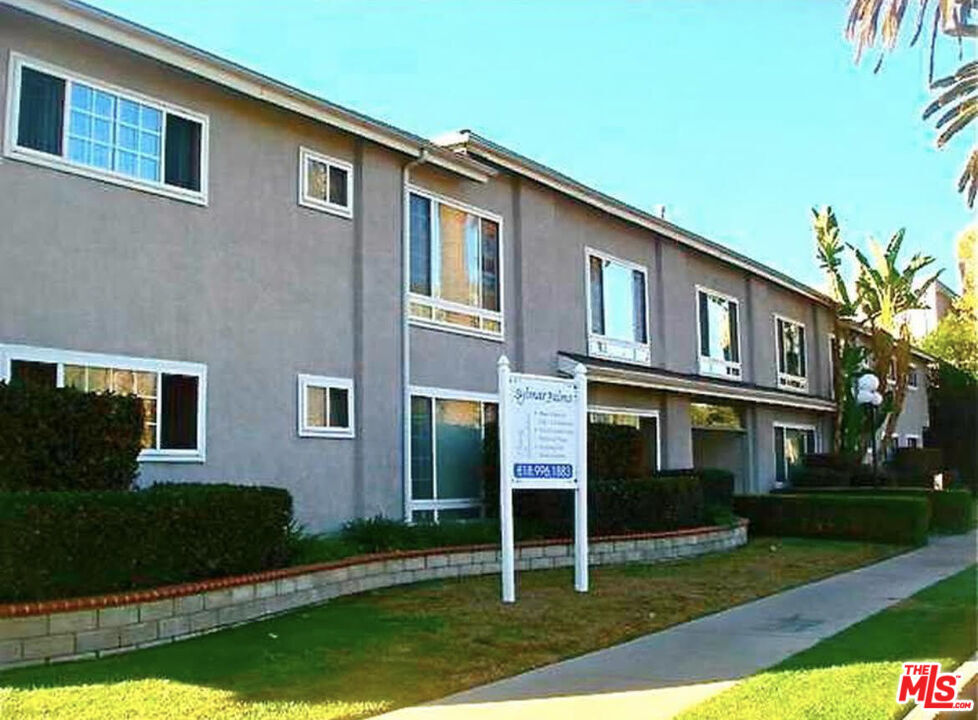 Foto principal - 4555 Sylmar Ave