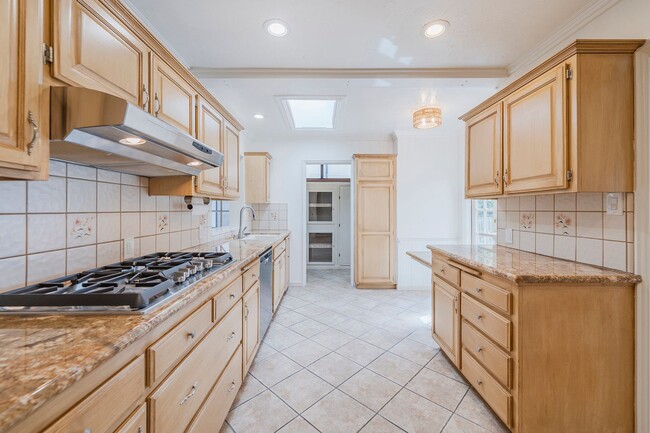Building Photo - Location, location, location! Wonderful 3-...