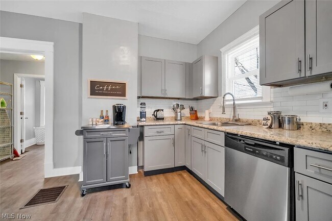 Foto del edificio - 1423 E 110th St