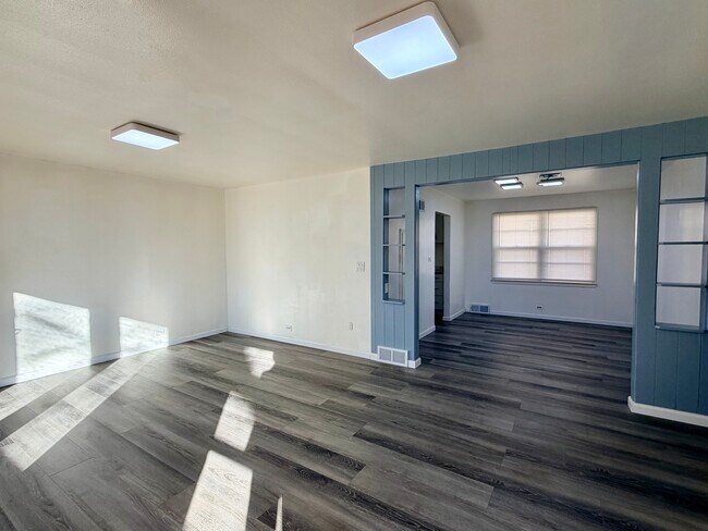 Foto del edificio - 308 S Division St