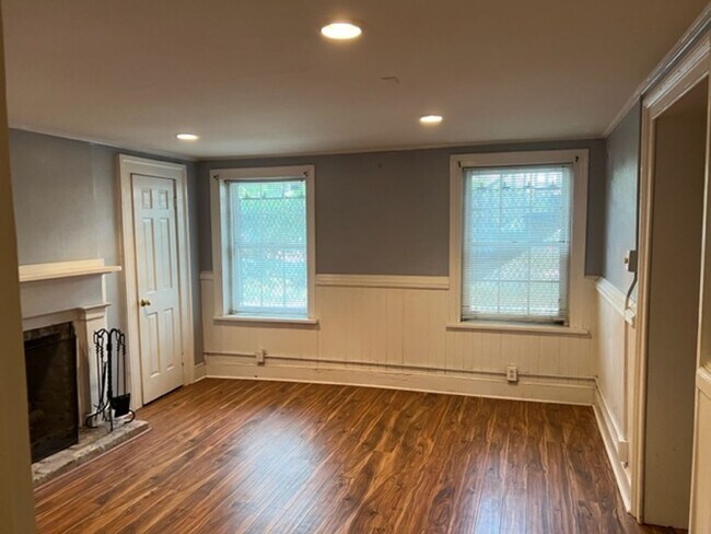Building Photo - 1 bedroom 1 bath unfurnished executive rental