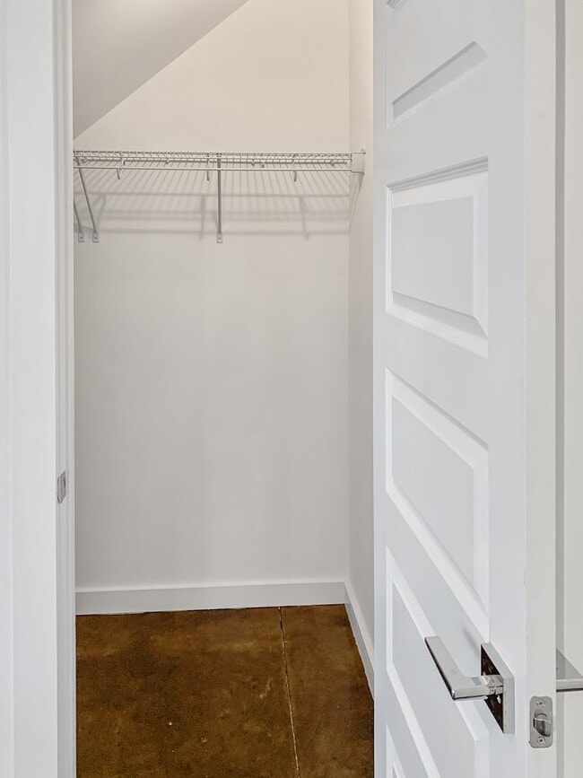 Building Photo - 2 Bedroom, 2 Bathroom downstairs unit in Manchester! Tons of natural light, modern look